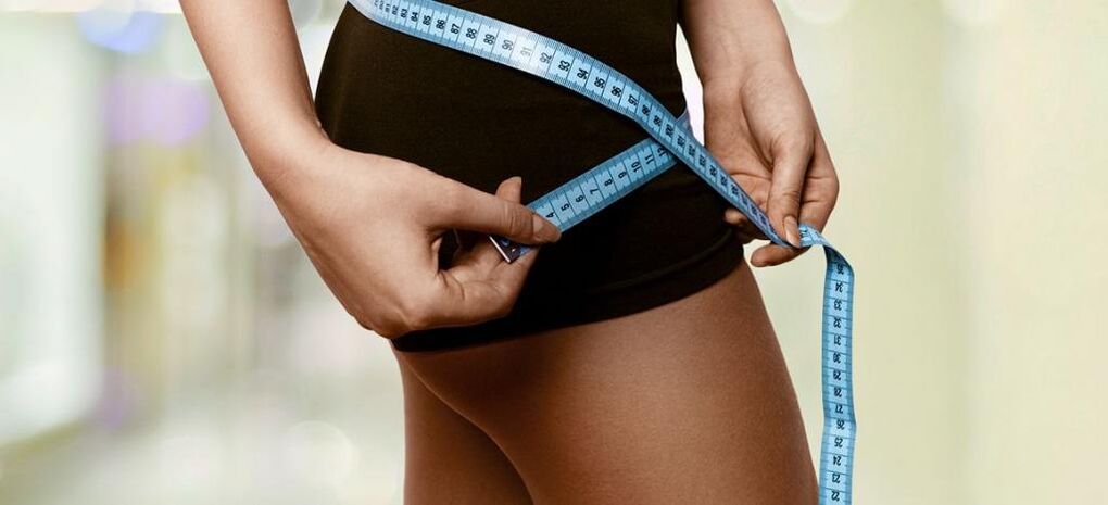En kvinna registrerar resultaten av effektiv viktminskning