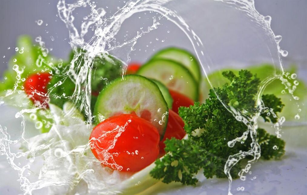 Hälsosam mat och vatten är viktiga element som behövs för viktminskning