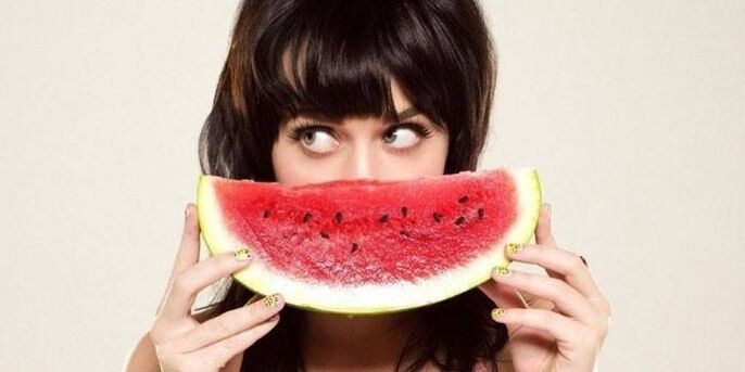 flicka med vattenmelon på en vattenmelon diet