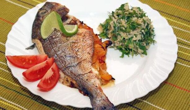 Mager fisk med sallad på gikt bantar menyn