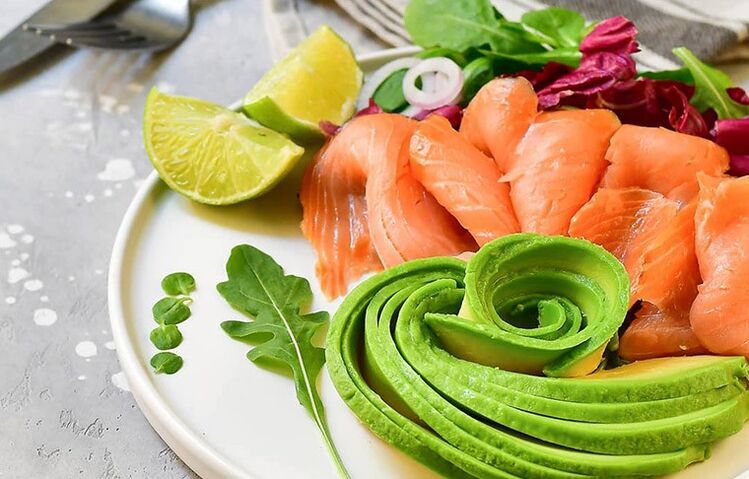 fisk med grönsaker för ketogen diet