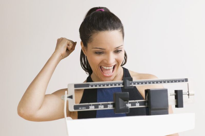kvinna glad att gå ner i vikt på maggi diet